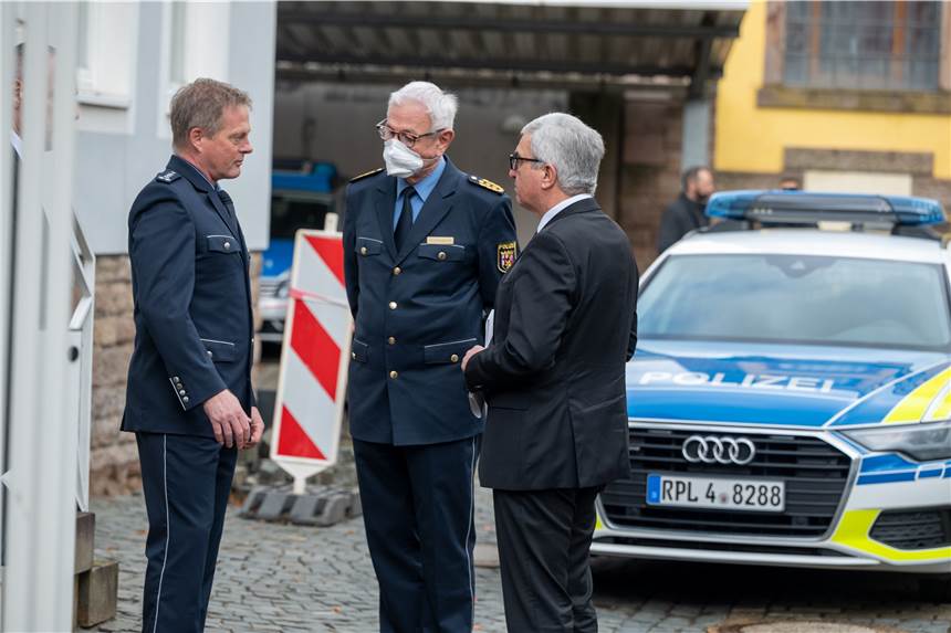 Getötete Polizisten – Wurde Tatverdächtiger Florian V. mit dem Tod bedroht? Der pfälzische Innenminister Roger Lewentz (r, SPD) spricht in der Polizeiinspektion in Kusel mit Dienststellenleiter Christoph Maurer (l) und Jürgen Schmitt, Inspekteur der Polizei (M). Am Montag wurden in der Nähe bei Ulmet eine Polizistin und ein Polizist im Dienst getötet.