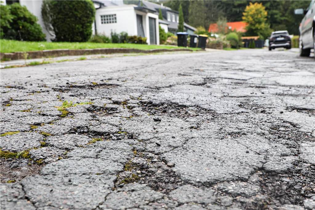 Straßen im katastrophalen Zustand: Was die Stadt jetzt tun will Der Pfirsichweg in Holzen, Stadtbezirk Hörde: Die Misere zieht sich durchs gesamte Stadtgebiet.