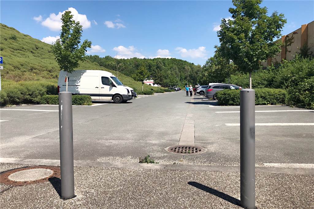 „E-Mobil-Infrastruktur ist katastrophal“ – gerade auch am Phoenix-See Der Phoenix-See-Parkplatz an der Meinbergstraße: Auch hier gibt es keine Ladesäule.