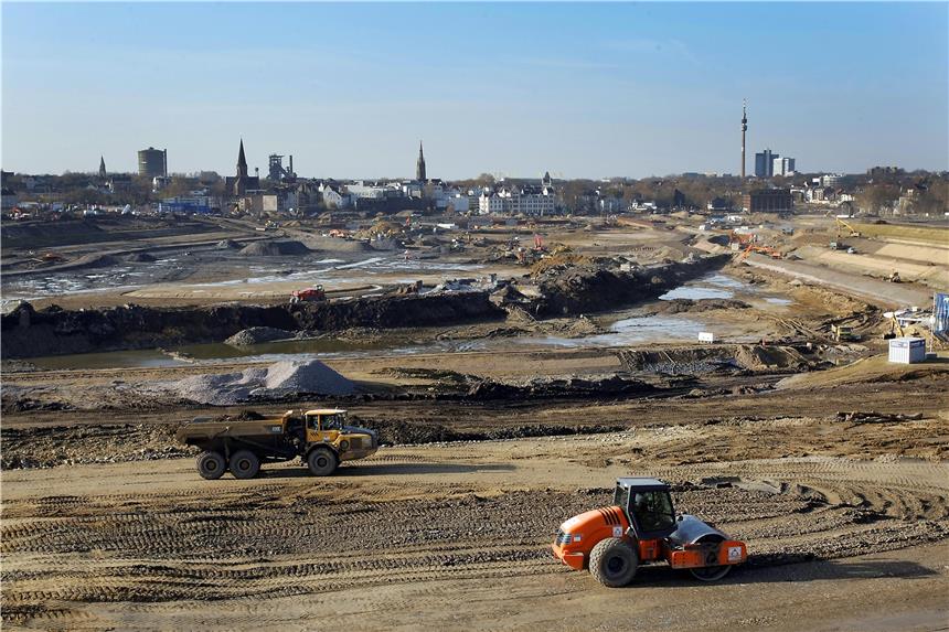 Wasser findet seinen Weg Der Phoenix-See wöhrend der Bauphase im Jahr 2009.