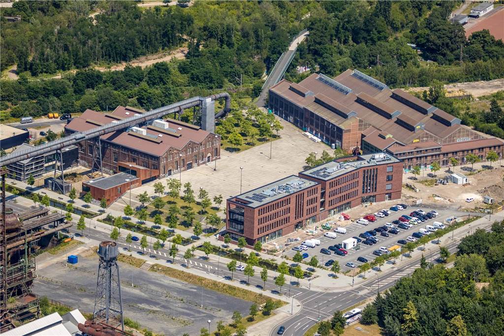 Im neuen „Phoenix-Werk“ hat man die alten Hochöfen immer im Blick Der Phoenix-Werk-Neubau aus der Luft.