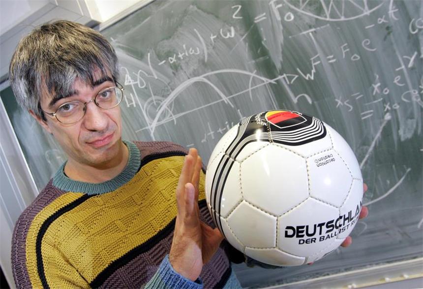 Dortmunder Physik-Professor: Deutschland wird Europameister Der Physik-Professor Metin Tolan beschäftigt sich seit 2006 mit den physikalischen Eigenschaften des Fußballs (aus diesem Jahr stammt auch das Bild). Der Professor für Experimentelle Physik betrachtet die "schönste Nebensache der Welt" gern von einem wissenschaftlichen Standpunkt und hat zur EM die Siegchancen der deutschen Mannschaft berechnet.