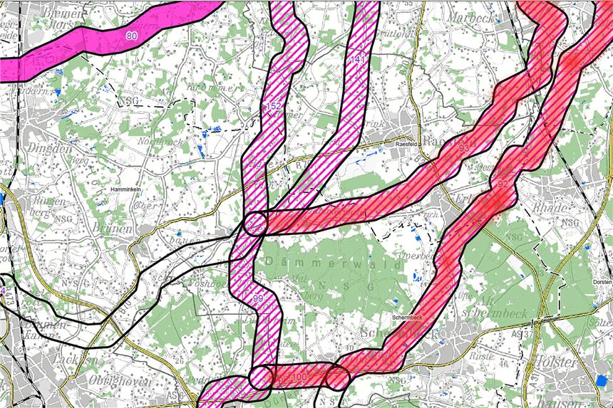 Amprion erhöht die Zahl der Alternativ-Korridore Der pink gekennzeichnete Streifen im Norden bleibt der Vorzugskorridor Amprions, der die geplante Stromtrasse A-Nord weit um Raesfeld und Schermbeck herumführen würde. Schraffiert sind die Alternativ-Korridore, wobei Amprion die beiden östlichen, rot markiert, entgegen der Planung vom Januar doch bei der Bundesnetzagentur einreichen wird. Karte Amprion