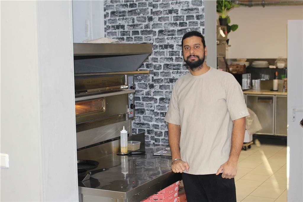 Indische und italienische Küche: Kochtradition der Eltern vereint Der Pizza-Ofen bildet den Mittelpunkt des Restaurants, Doch Jatinder Chohan sagt, dass die indische Küche mehr nachgefragt wird.