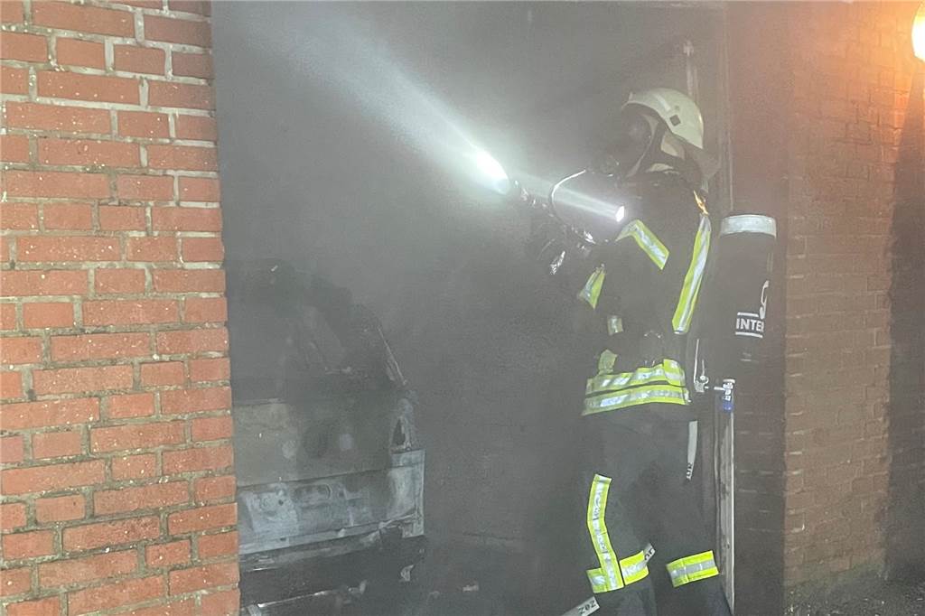 Feuerwehreinsatz am Feiertagsmorgen in Stadtlohn: Pkw brennt in Garage komplett aus Der Pkw brannte komplett aus.