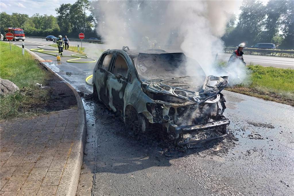Auto brennt auf Autobahn 1 aus: Feuerwehr Werne mit Großeinsatz Der Pkw brannte vollständig aus.