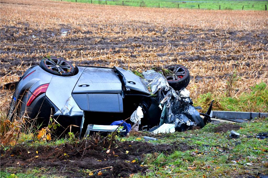 Bus erfasst Auto im Gegenverkehr: Ahauserin (25) wird schwer verletzt Mit schwerem Gerät musste der tonnenschwere Linienbus aus dem Acker gezogen werden.
