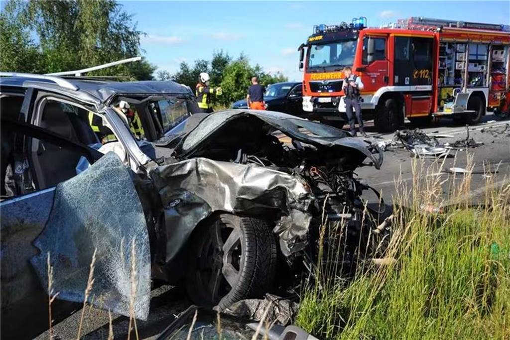 Schwerer Unfall auf B54 bei Heek: Audi kracht frontal in Lkw Der Pkw-Fahrer wurde bei dem Unfall lebensgefährlich verletzt.