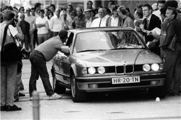 Der PKW mit den Geiselnehmern wird am 18.08.1988 von Journalisten umringt. Foto: Hartmut Reeh/Archiv