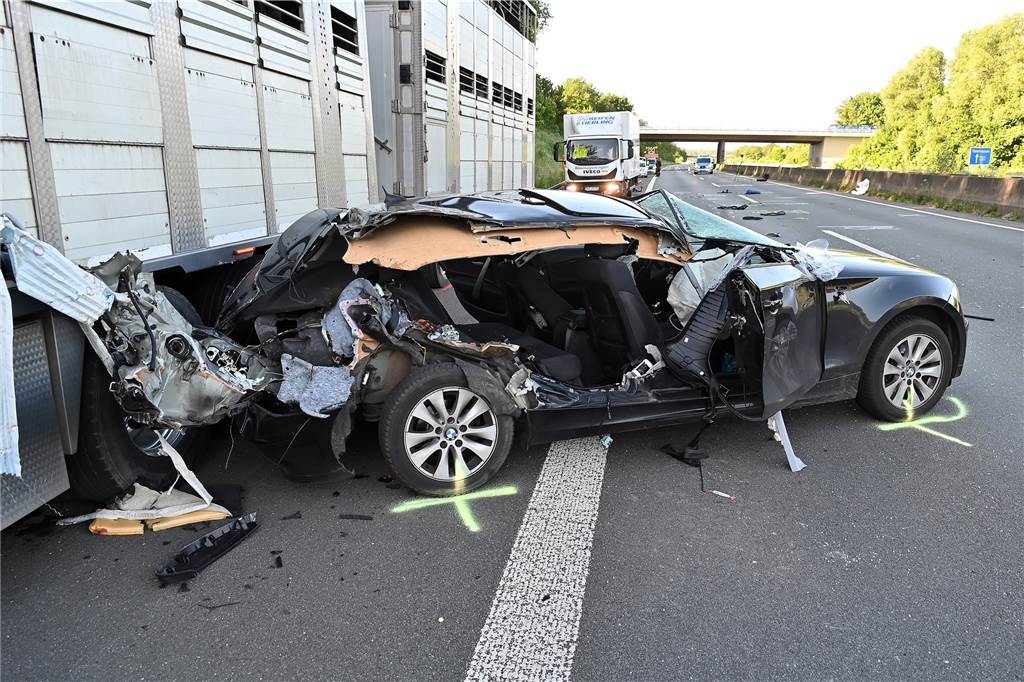Tödlicher Unfall nach Reifenpanne auf der A31 bei Borken Zerstörter Pkw am Viehtransporter