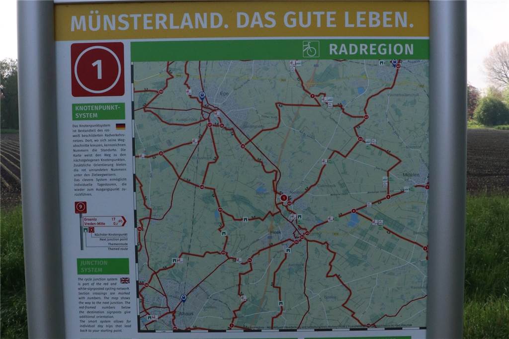 Radeln nach Zahlen: Knotenpunktnetz wird bis zu den Sommerferien fertig Der Plan am Knotenpunkt 1 in Heek zeigt die Knotenpunkte in der Umgebung und die Radrouten.