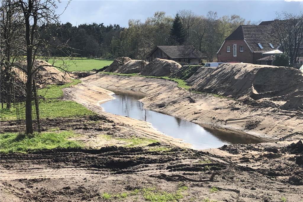 Fußweg soll den Platanen am Südring weichen Der Plattengraben am Schloss Raesfeld soll einen geschwungenen Verlauf bekommen. Wie das später einmal aussehen soll, kann man auf einem ersten Teilstück schon erkennen.