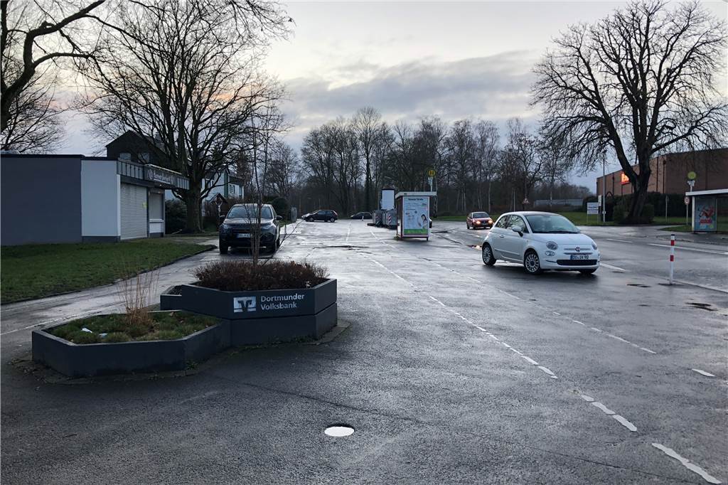 Kreisverkehr im Husener Zentrum? Das sagt die Stadt Der Platz am Husener Dorfgrill aus einer anderen Perspektive. Zu den Kritikpunkten gehören die hässlichen Container und die Tatsache, dass Autos über den Platz fahren können