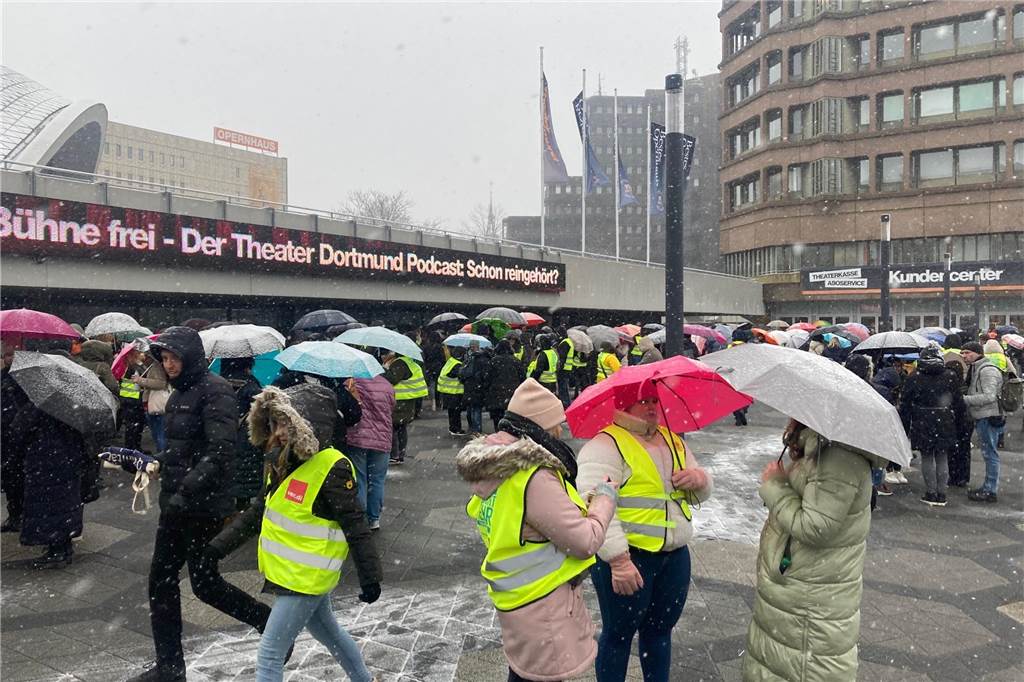Verdi-Warnstreik: Zwei Demo-Züge ziehen durch die Innenstadt Der Platz der Alten Synagoge ist ein Versammlungsort für die Streikenden.