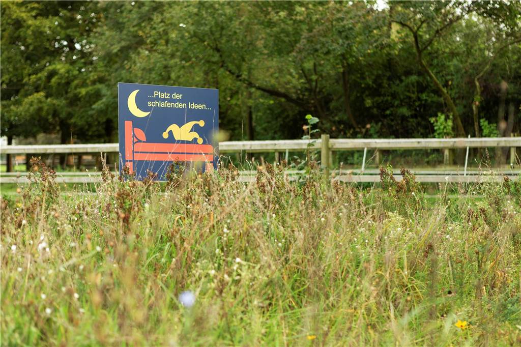 Frühlingserwachen im artpark Schermbeck: Skulpturen und Kunst: Ideen werden wach Hier zu sehen der Platz der schlafenden Ideen.