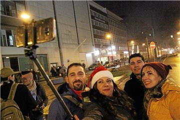 Der Platz für Leeds war viele Dortmund-Besucher ein Treffpunkt - hier wird ein Selfie aufgenommen.