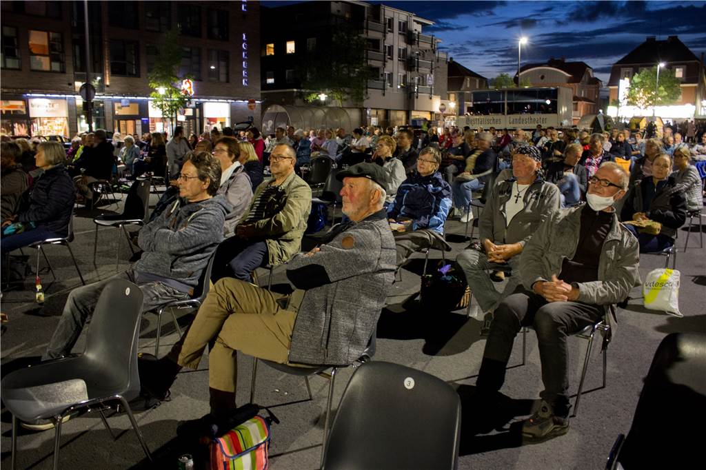 Der Platz im Publikum war auf 300 Menschen begrenzt, die Tickets alle vergeben, dennoch blieben ein paar Plastikstühle leer.