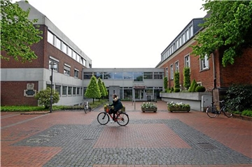 Der Platz reicht nicht mehr: Wie sich das Vredener Rathaus erweitern lassen könnte, zeigen mehrere Entwürfe von Planungsbüros auf.