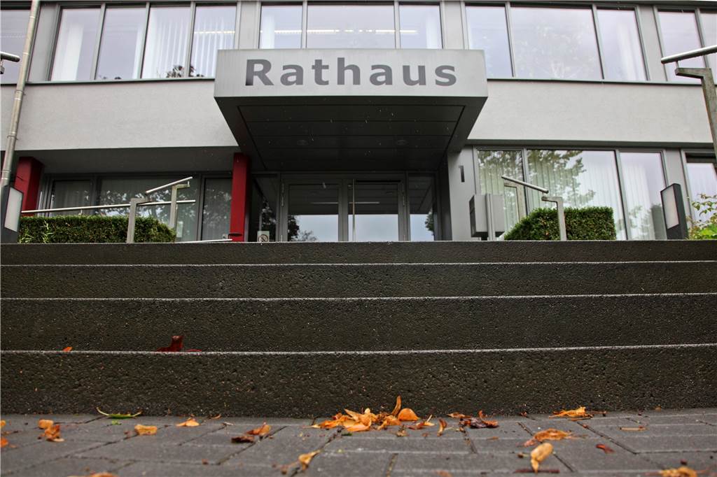 Bis das erste ISEK-Projekt umgesetzt wird, bleibt noch viel zu tun Der Platz rund um das Rathaus in Oeding soll neu gestaltet werden – ebenfalls ein ISEK-Projekt. Wann es umgesetzt werden kann, ist noch nicht klar.