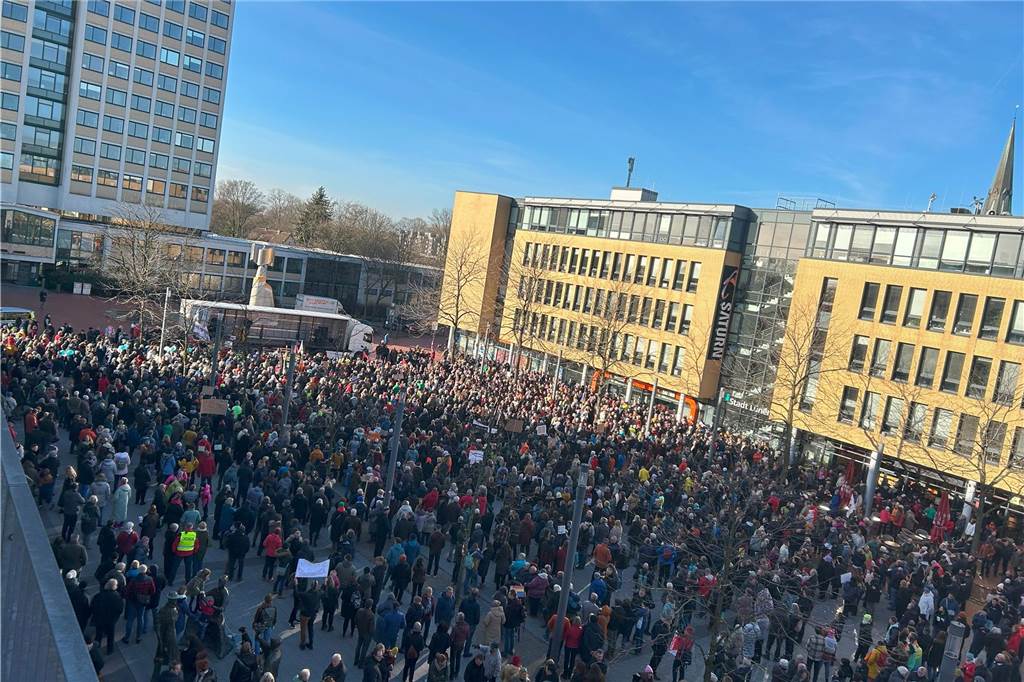 2500 Menschen demonstrieren gegen Rechts in Lünen: „Ein gigantisches Bild“ Der Platz vor dem Rathaus war am Samstagnachmittag gut gefüllt.