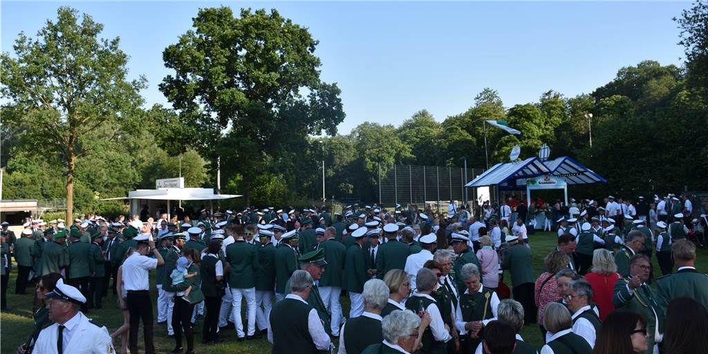 Viele Fotos von Fahnenschlag und Sternmarsch in Nordkirchen: „Ein Highlight des Jubiläums“ Der Platz vor dem Schützenzelt auf dem Gelände des FC Nordkirchen war am Samstagabend gut gefüllt. Geschossen wird aber erst Sonntag.