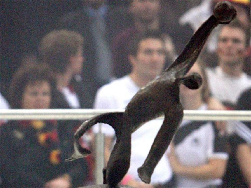 "Kieler Nachrichten": Kiel bei WM 2019 kein Spielort Der Pokal der Handball-Weltmeisterschaft. Foto: Franz-Peter Tschauner