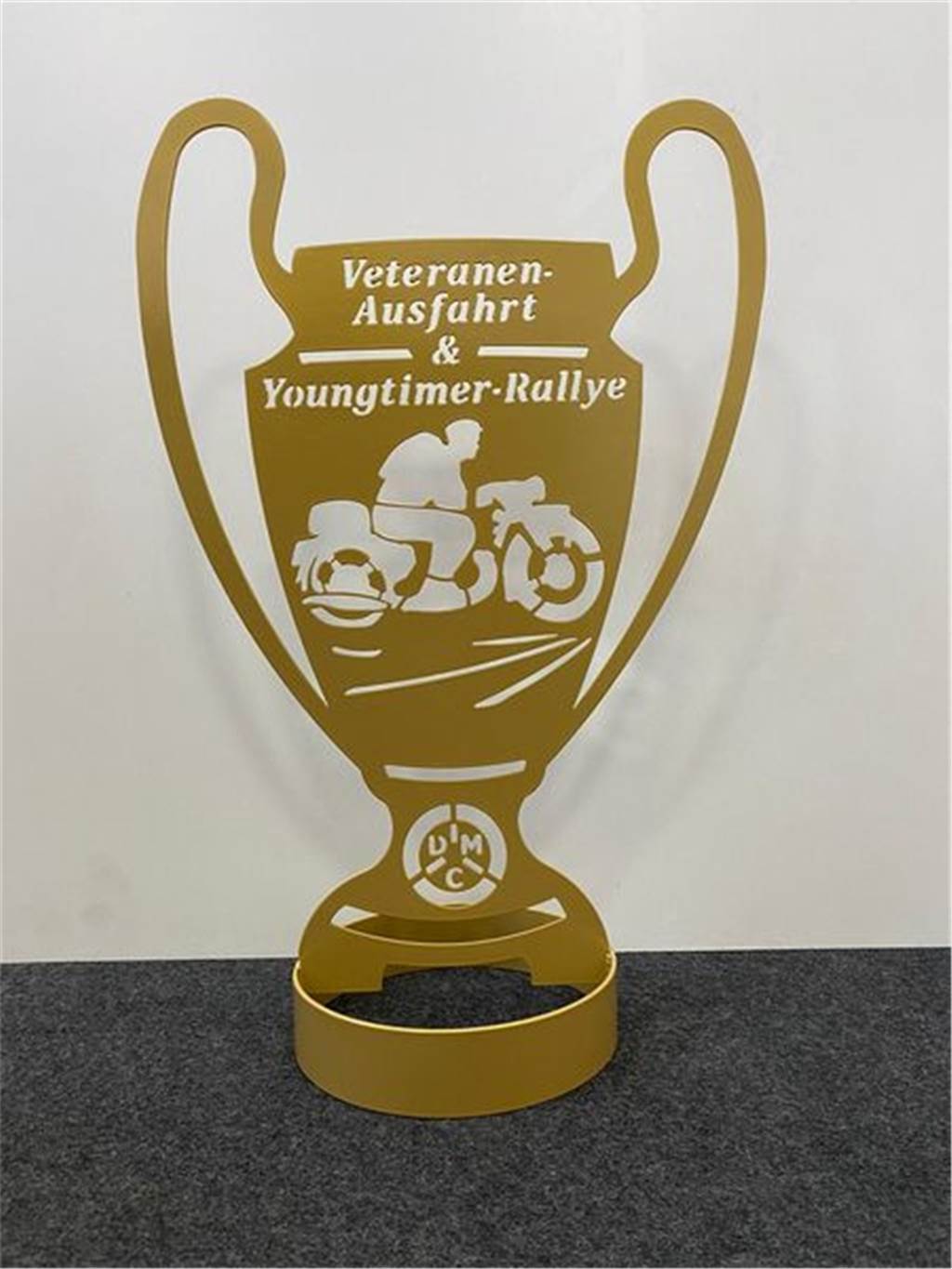 Hingucker auf zwei Rädern: Oldtimer-Motorrad-Rallye im Münsterland Der Pokal für den Gesamtsieger der Veranstaltung am 24. April.