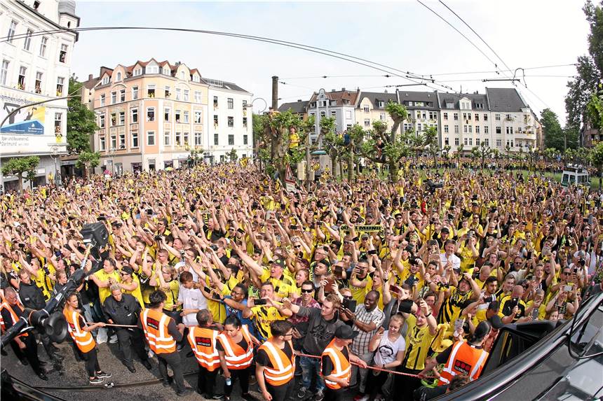 Darum klagen viele BVB-Fans über die schlechte Stimmung im Signal Iduna Park Der Pokalsieg 2017, so berichten es viele Fans, hat sich anders angefühlt, als die Erfolge 2011 und 2012.