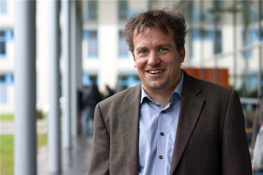 Der Politologe Dierk Borstel lehrt und forscht an der Fachhochschule Dortmund. 