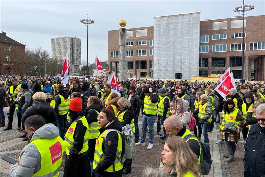 Erneuter Warnstreik: Kitas blieben zu, Demo zog um den Wall Der Polizei zufolge haben sich in der Spitze etwa 3500 Personen auf dem Friedensplatz versammelt.