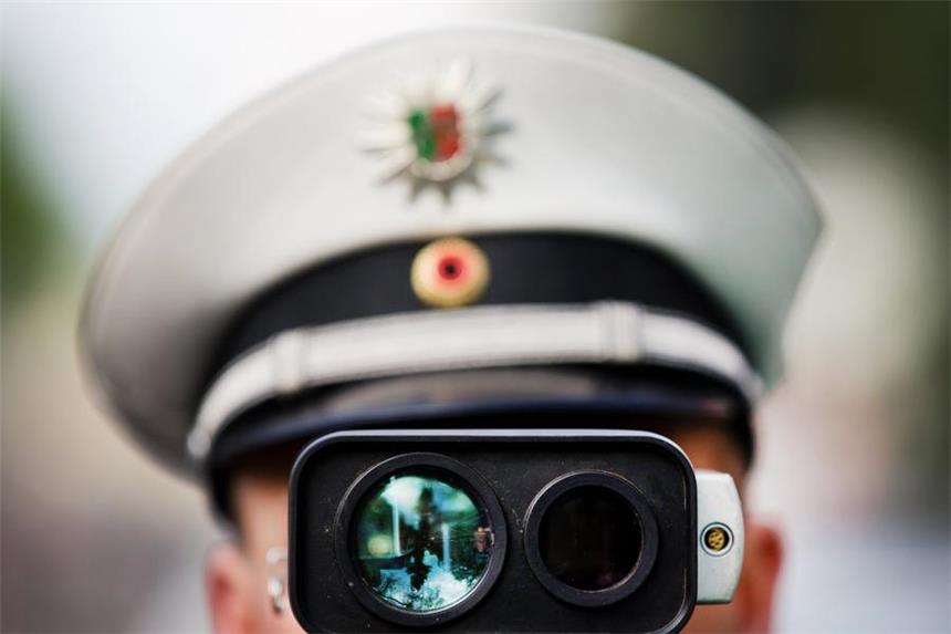 Blitz-Marathon NRW fällt wegen AfD-Parteitag aus Der Polizeioberkommissar Klaus Gorziza schaut am 08.04.2014 beim 6. Blitzmarathon der Polizei in der Grafenberger Allee in Düsseldorf (Nordrhein-Westfalen) durch einen Laser-Geschwindigkeitsmesser.