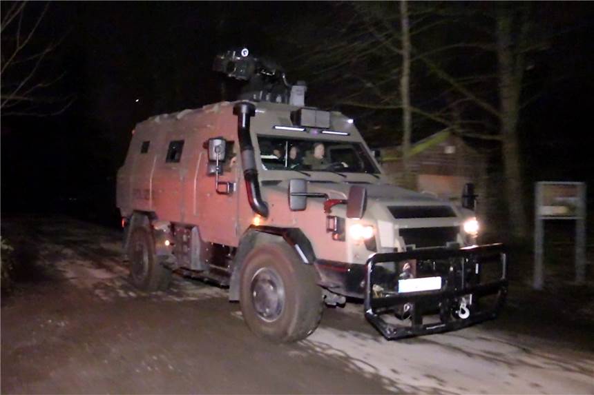 Drogenrazzien in NRW: Polizei setzt Panzer, Hubschrauber und SEK ein Der Polizeipanzer wurde bei einer Drogenrazzia in Essen eingesetzt. Die Polizei am Mittwoch 20 Objekte in Essen, Mülheim, Kleve und in der baden-württembergischen Stadt Balingen durchsucht.