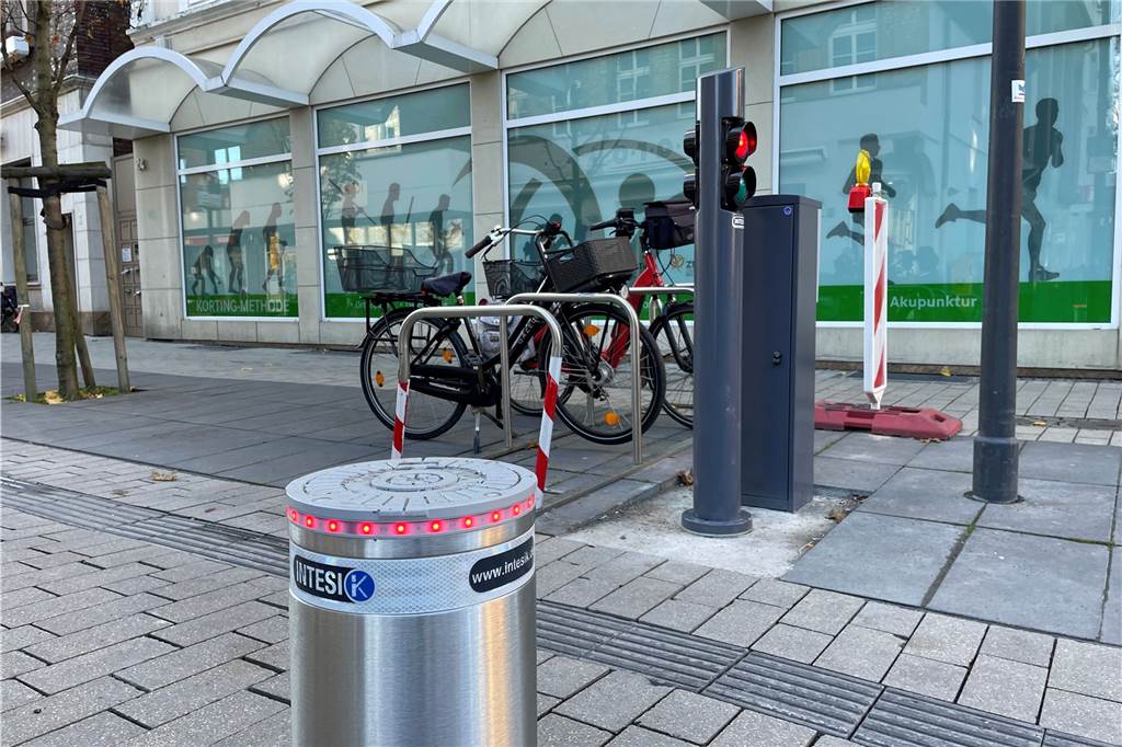 Poller am Markt ist in Betrieb: Gibt‘s wirklich kein Durchkommen mehr? Der Poller lässt sich automatisch, telefonisch oder per Zeitschalte herabsinken - in Notfällen, bei Veranstaltungen oder zu Lieferzeiten.
