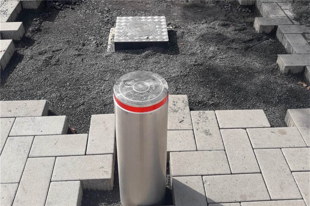 Schutz vor Terror: Heeker Unternehmen „Pollermax“ gewinnt den Innovationspreis Der Pollermax macht bereits viele Plätze und Feste sicherer. Der Clou: Der versenkbare Poller kann durch den mitgelieferten Betonsockel innerhalb weniger Stunden vor Ort eingebaut werden.