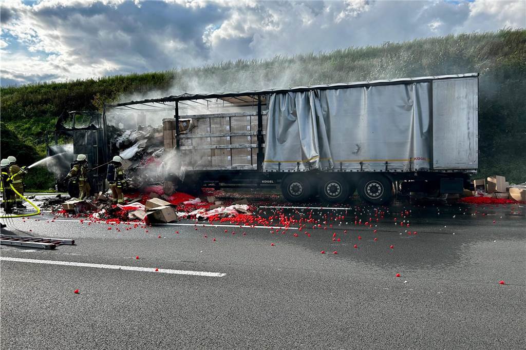 Mit Plastikteilen beladener Lkw brennt auf der A2 Feuerwehrleute löschen einen brennenden Lkw auf der A 2 kurz vor der Anschlussstelle Recklinghausen-Süd.