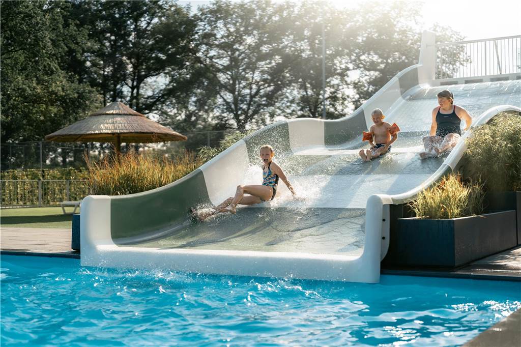Von der Schmuggelhütte zum Ferienpark: Campingplatz italienische Meere Menschen auf einer Wasserrutsche