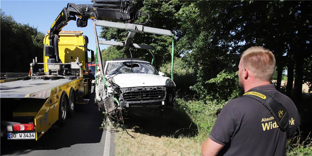 Der Porsche Cayenne am Haken des Abschleppers: Die Feuerwehr eskortierte das stark beschädigte Auto danach auf einen Parkplatz in der Nähe.