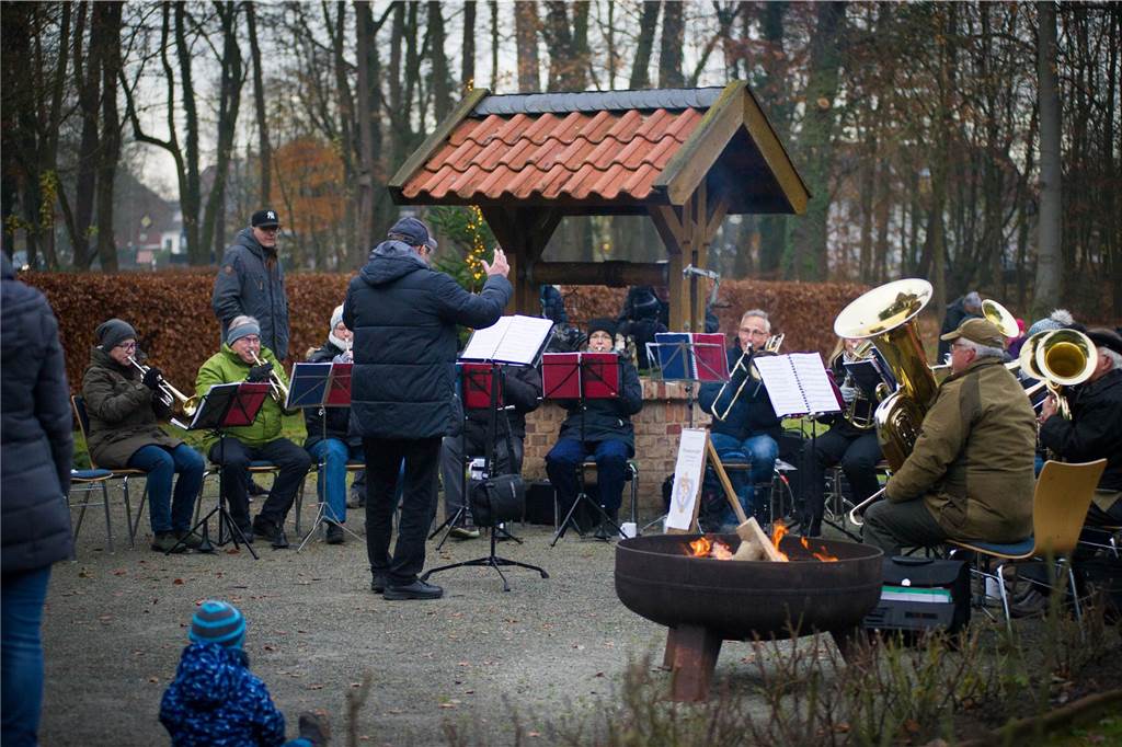 Das Programm für den 8. Krippenweg am Schloss Sythen steht Eine Gruppe Musiker mit Dirigent