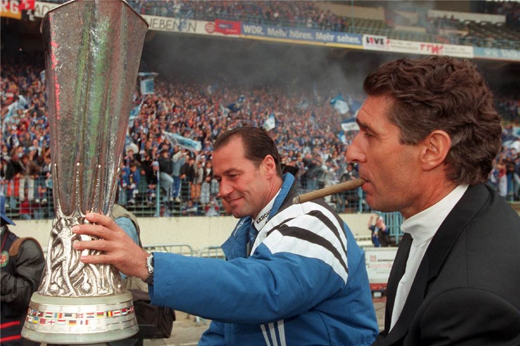 Schalkes Jahrhunderttrainer wird 65: Huub Stevens ist sich immer treu geblieben Der Pott ist im Pott: Stevens‘ größter Erfolg war der Sieg im UEFA-Pokal 1997.