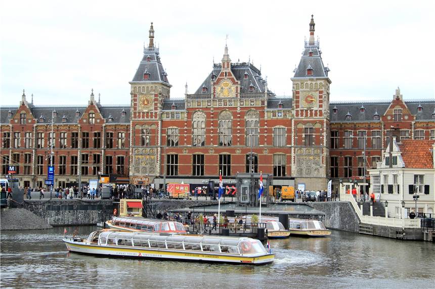 Hochgeschwindigkeitszüge: Mit 200 km/h von Enschede nach Amsterdam? Der prachtvolle Bahnhof von Amsterdam: Um dorthin zu gelangen, braucht es mitunter etwas Geduld.