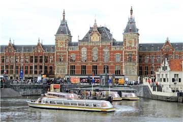 Der prachtvolle Bahnhof von Amsterdam: Um dorthin zu gelangen, braucht es mitunter etwas Geduld.
