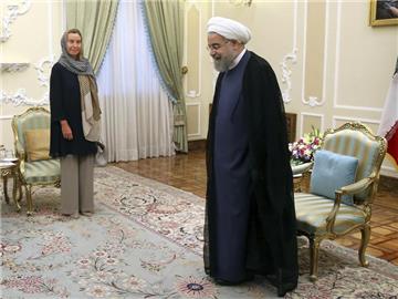 Der Präsident des Iran, Hassan Ruhani, trifft in Teheran die EU-Außenbeauftragte Federica Mogherini. Foto: Ebrahim Noroozi