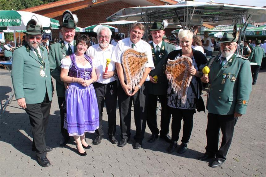 Der Präsident des Schützenvereins Lünen-Süd Detlef Nöhring (l.) freut sich mit den Insignienträger über ein gelungenes Jubiläumsvogelschießen.
