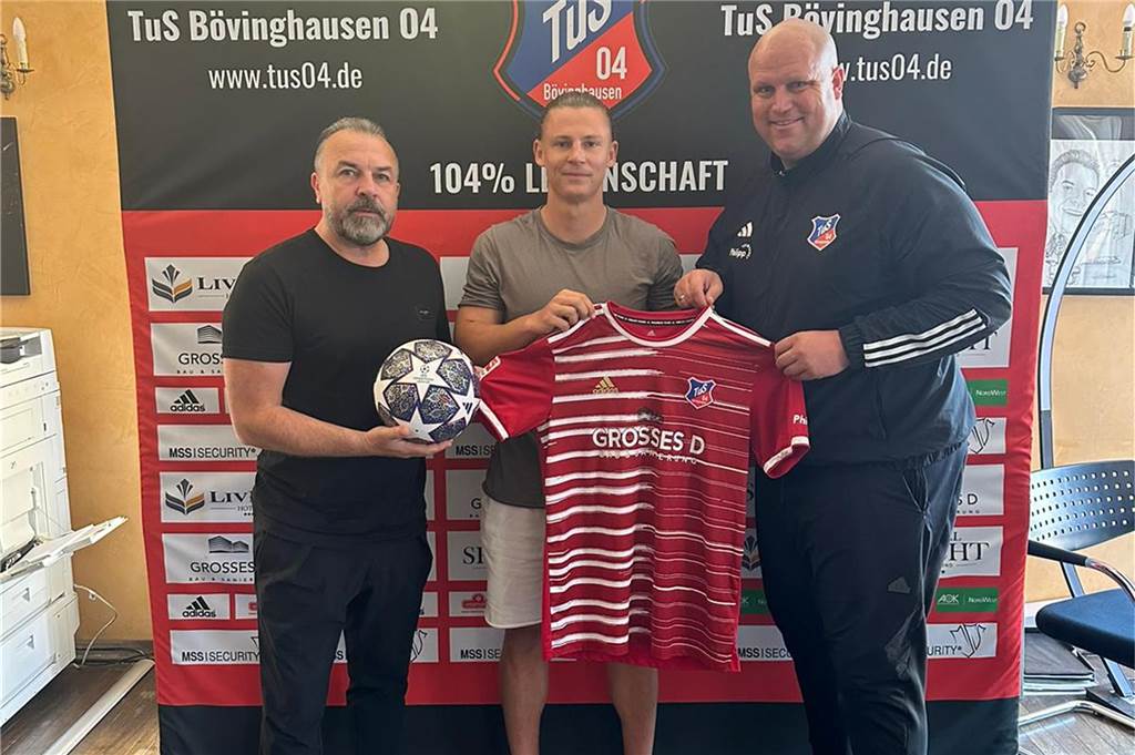 Bövinghausen verpflichtet Profifußballer (27): Der kickte schon in den USA für Ex-Beckham-Klub Der Präsident des TuS Bövinghausen, Ajhan Dzaferoski (l.) und Coach Christian Knappmann (r.) mit Neuzugang Gordon Wild.