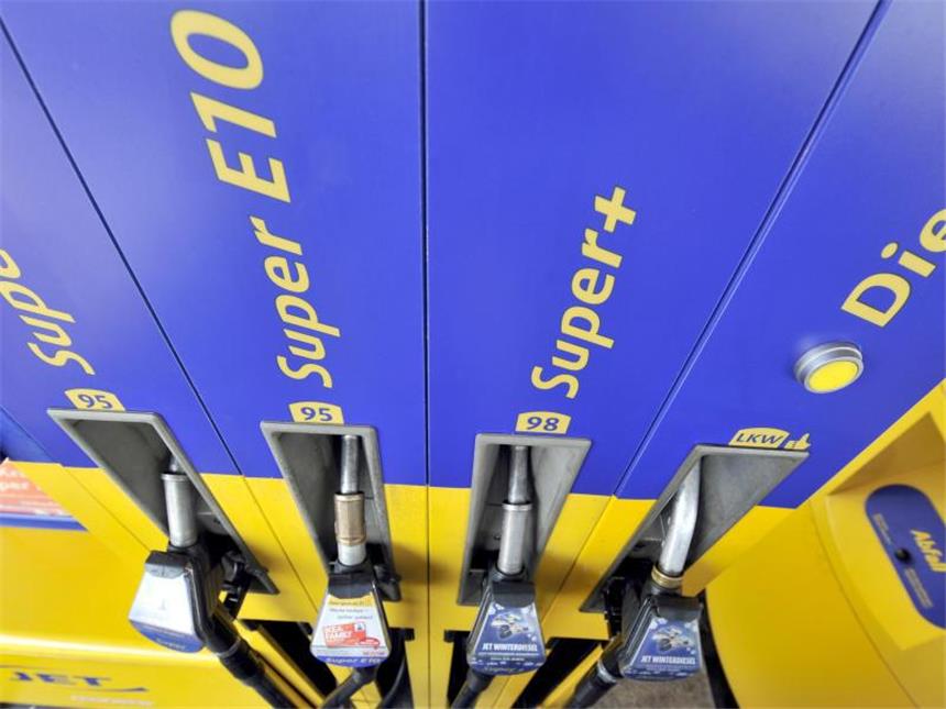 Der Preis für einen Liter Benzin hat verschiedene Bestandteile. Foto: Boris Roessler/dpa
