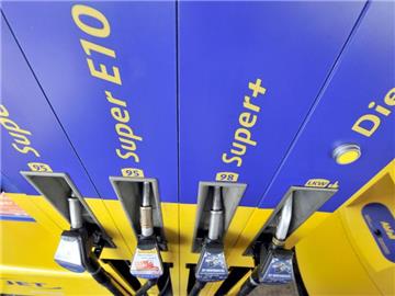 Der Preis für einen Liter Benzin hat verschiedene Bestandteile. Foto: Boris Roessler/dpa