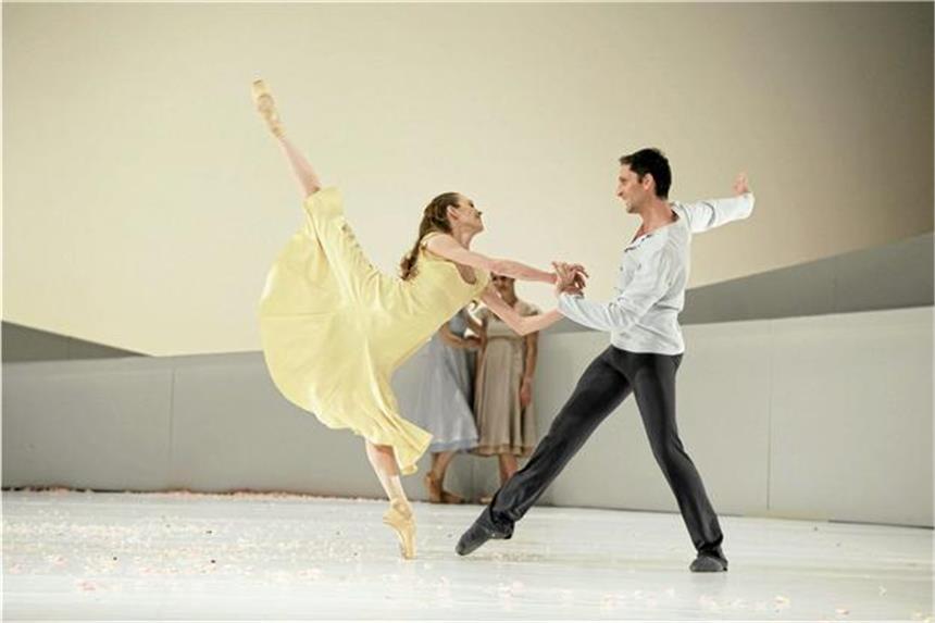 "Giselle" aufs Neue gefeiert Der Premierenjubel in Gelsenkirchen war unbeschreiblich - vor allem für das Liebespaar, getanzt von Bridget Breiner und Raphael Marquet.