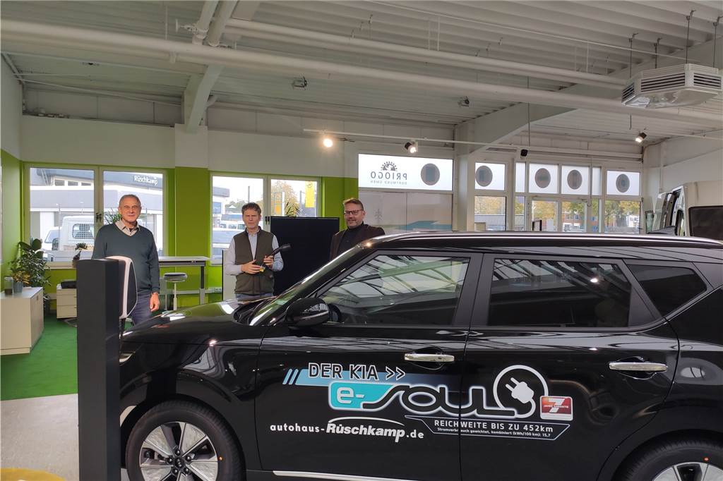 Der Priogo-Showroom im Haus Rüschkamp – mit Solar-Spezialist Kai Müller-Kreth, Joan Hendrik Rüschkamp vom gleichnamigen Autohaus und Timon Lütschen (v.l.), Geschäftsführer von Priogo. Der Kamener Politiker hat sein eigenes Unternehmen gegründet.