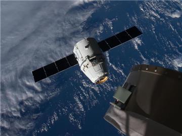 Der private Raumfrachter «Dragon» bei einem früheren Abkoppeln von einem Roboterarm der ISS. Foto: Nasa