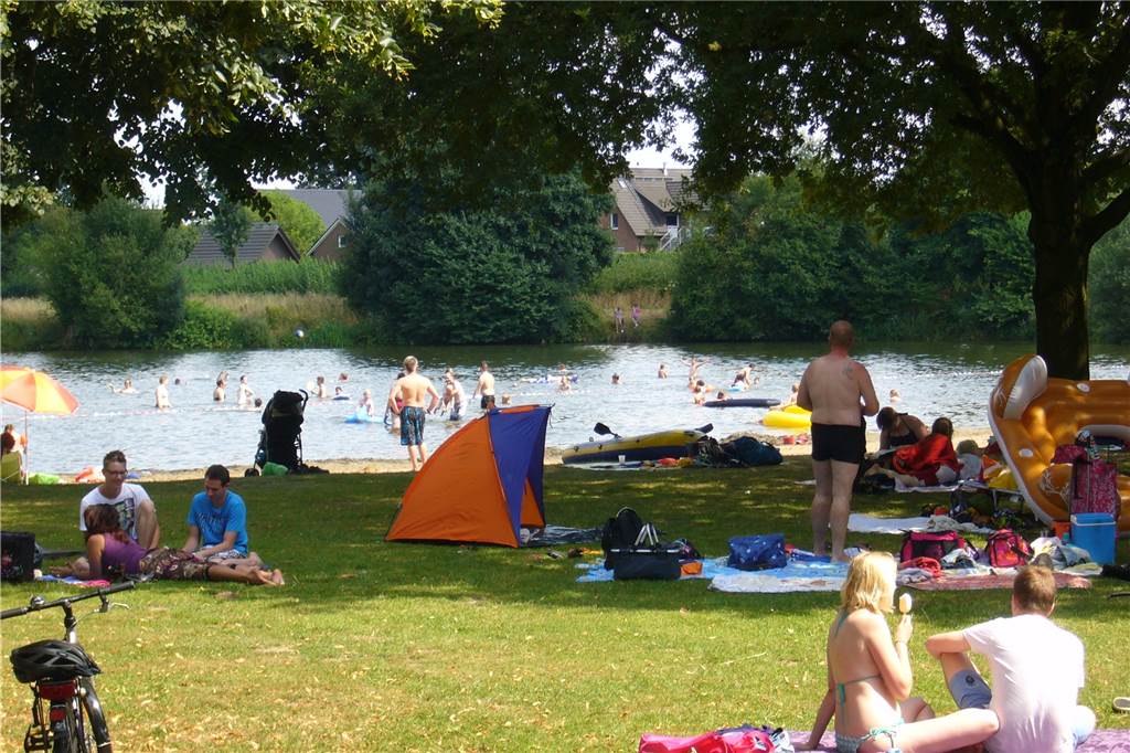 Badeseen und Strandbäder an Rhein und Ruhr - Hier gibt‘s Abkühlung Der Pröbstingsee in Borken lädt zu vielerlei Aktivitäten am, im und auf dem Wasser ein.